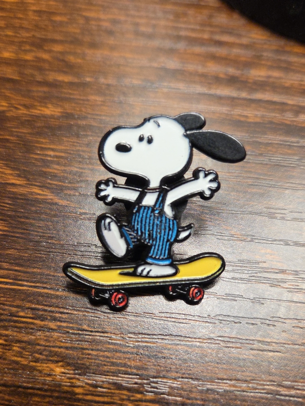 Enamel Snoopy-Style Skateboard Pin — White & Yellow